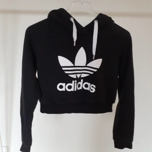 Kort Adidas hoodie - Snygg Adidas hoodie i kortare modell.  