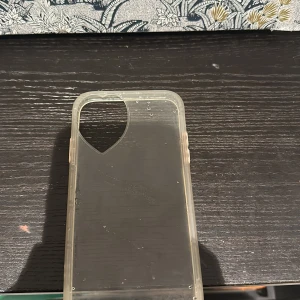 Genomskinligt hjärtformad skal för salu!🤍 - Skalet passar iPhone 11  🤍!! Dm för fler bilder