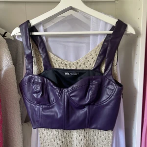 Lila läder set Zara - Sjukt snygga läder byxor samt en matchande topp (från Zara) 