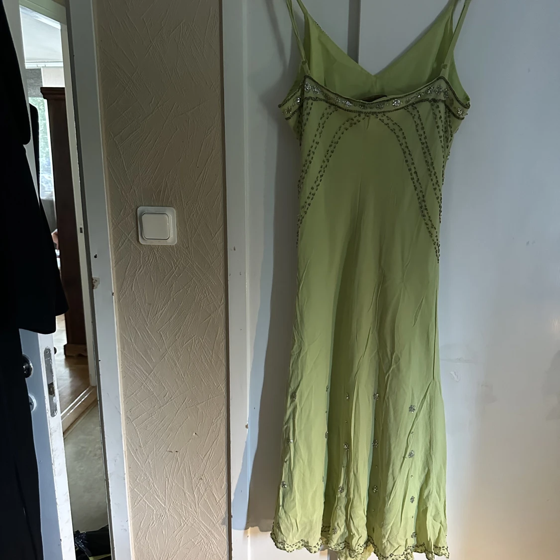 Grön midiklänning med detaljer  - 91