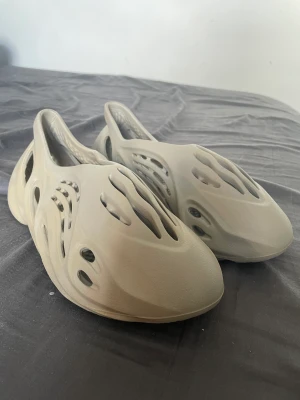 Foam Runners (Stone Sage) - Dessa passar längre därför säljer jag. Dem passar mellan 43-45