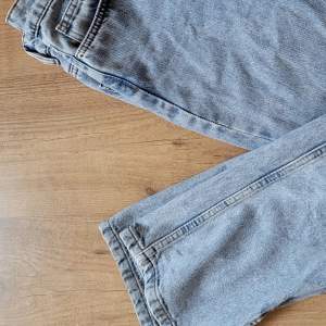 Jätte jättefina jeans med slits, kan tyvärr inte använda dom då de är för små