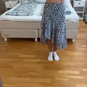 Kjol - Säljer en långkjol med leopardmönster från Lindex som har en knytsak vid sidan. Köpte den för typ 1 år sedan men har inte använt den då det inte är min stil. Passar S. Säljer för 100 kr + frakt. Skriv om ni har fler frågor.