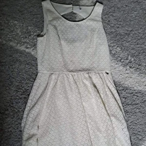 Vit klänning  - Str. 38. Pris är diskuterbart vid snabb affär. 😊För mer info skicka pm. Köparen står för frakten. Ansvarar inte för paketet under frakt. 💖