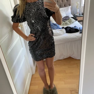 Glittrig klänning - En superfin glittrig paljettklänning köpt på asos men märket topshop, perfekt till temafester eller nyår! Jag har bara använt den en gång på en temafest så väldigt fint skick!