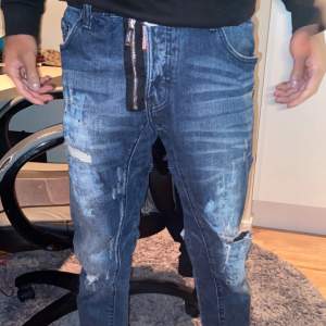 Säljer min killes äkta DS2 jeans. Han använder dom inte längre så det är bättre att dom kommer till användning. Skriv privat för fler bilder! Han är 178cm lång. 
