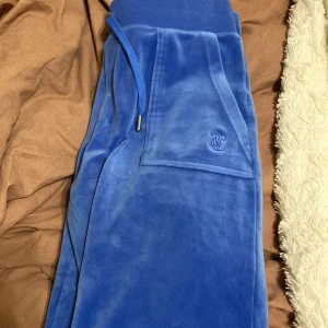 Juicy couture  - Juicy Couture byxor köpt under mars ser helt nya ut inga effekter på användning eller förstörda endast en metall bit har åkt av men har några extra som kan skickas med bara att limma på då nypris 1200kr bilder frågor privat!❤️ snabbaffär priset sänks då!❤️❤️