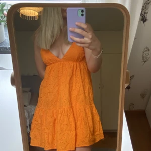 Sommarklänning - Gullig orange sommarklänning från Zara! Använd en gång🧡🫶