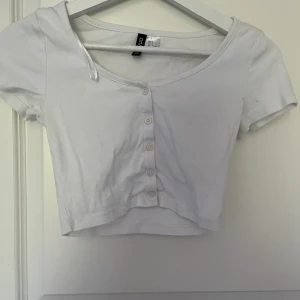 Topp - Sjukt söt topp som passar till alla outfits och stilar💘 storlek S💘 pris 30kr + frakt