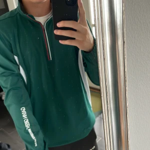 Galvin Green vindjacka - Galvin Green vindjacka i skick 9/10. Användbar till bland annat golf vid dåligt väder ⛳️. Prislapp 100kr. Jag är 175 cm. Unik färg dessutom!!