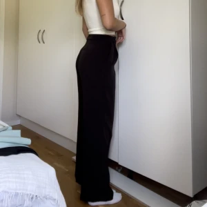 Kostymbyxor - Ett par svarta/MÖRK bruna kostymbyxor 🖤🤎 Använda fåtal gånger!