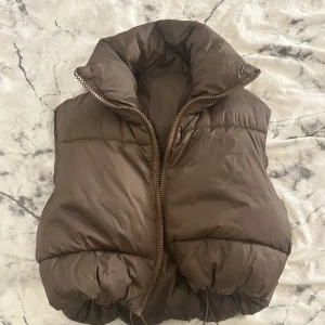 Kroppad väst  - Jätte söt puff väst men inte min smak  
