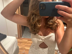 Söt sommarklänning!! - Super söt och snygg klänning perfekt för sommaren från Zara med slits! Endast använd en gång🫶🏼 Passa på!! Skriv privat om du behöver fler bilder🫶🏼