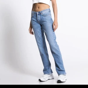 Blå lågmidjade jeans - Säljer för dom inte passar länge. Hör av er för fler bilder 
