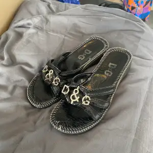 D&G slippers med liten klack i läder o silverspänne, storlek 41. 