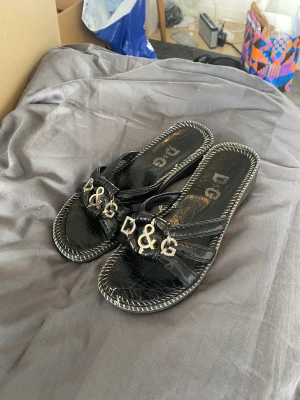 Dolce & gabbana slippers sandaler  - D&G slippers med liten klack i läder o silverspänne, storlek 41. 