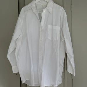NY! Vit oversize skjorta - Obs! Oanvänd med lappar på