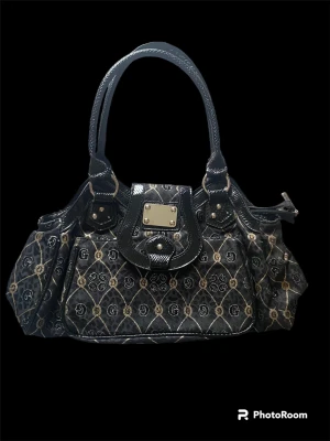 Axelväska  - Mellanstor väska med glittriga-guldiga detaljer!