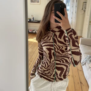 Topp från Ganni - Tryck INTE PÅ KÖP NU för tröjan är inlämnat på Arkivet så msåte hämta den först !! Säljer en leopard topp från Ganni. Väldigt cool och unik