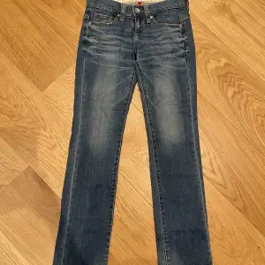 Säljer dessa jättefina lågmidjade raka jeans. Innerbenslängden är 70 cm.