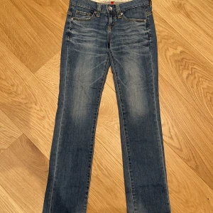 Lågmidjade raka jeans - Säljer dessa jättefina lågmidjade raka jeans. Innerbenslängden är 70 cm.