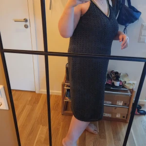 Faik sönmez festklänning - Det är festklänning och används bara en gång. Köpte för en bröllopsfest. Märken är en turkisk hög kvalitetet märke. Kläning är jätte fint och passar för Xl och XXl. ( jag är XXl och min längd är 1.70) 