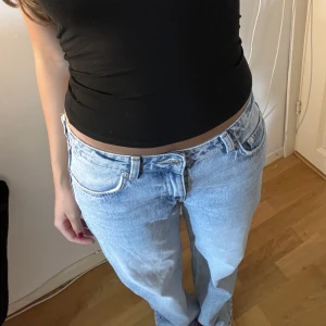 Weekday jeans - Säljer 3 par weekday jeans i modellen arrow. Dem mörkare blåa jeansen har lite slitage på ena änden av benet på baksidan, annars är alla paren helt felfria!  Nypris- 590kr Säljer ett par för 350kr eller alla för 1000kr  Skriv i DM för mer detaljer/frågor🫶🏼