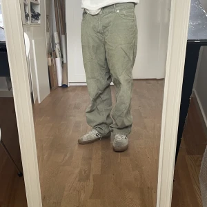 Sweetsktbs cordjeans - Riktigt balla byxor som är nån typ av blandning mellan manchester och jeans. 