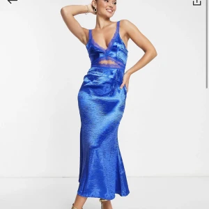 Royale Mimi Dress - Jättesnygg klänning från asos som inte kom till användning då den inte riktigt passade mig tyvärr. Helt oanvänd i förpackning.  Köpt för 1305kr