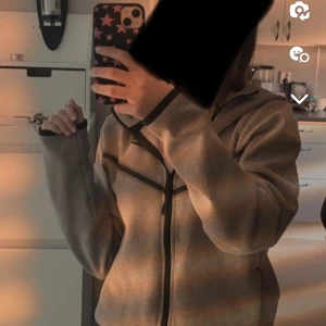 Nike Tech Fleece - Säljer min gråa nike tech i storlek xs, men sitter väldigt fint även som small. Säljs då den ej kommer till användning längre, den är i fint nytt skick☺️ (OBS STÅR INTE FÖR FRAKTEN)