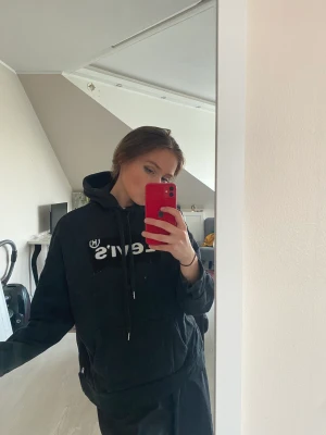 Levis hoodie  - Svart hoodie från levis i storlek xs. Skicket är bra. Ordinarie pris 500-600kr 