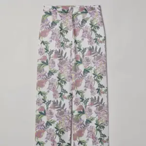H&M Wide Trousers Flower Print 🌸  High Waisted with Straigt Legs and Creases Great condition ✨ Part of a set 👙  100% viscose 🍃 Waist: 68cm Length: 96cm Art no. 0620221007