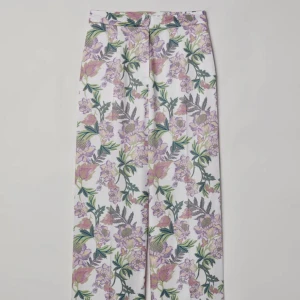 H&M vida byxor - H&M Wide Trousers Flower Print 🌸  High Waisted with Straigt Legs and Creases Great condition ✨ Part of a set 👙  100% viscose 🍃 Waist: 68cm Length: 96cm Art no. 0620221007