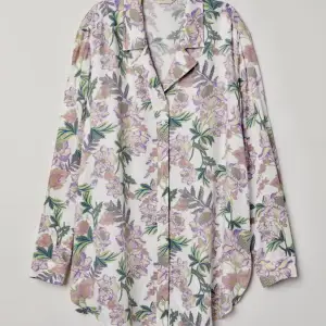 H&M Oversized Shirt with flowers🌸  Pleats, dropped shoulders and rounded hem Great condition ✨  True oversized fit 📐 Not too long for us shorties 🙋‍♀️ Part of a set 👙   100% viscose 🍃 Art no. 0633461003