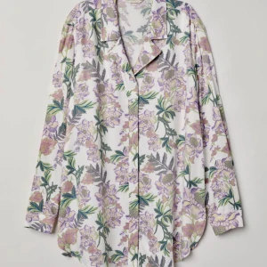 H&M Oversized blommig skjorta - H&M Oversized Shirt with flowers🌸  Pleats, dropped shoulders and rounded hem Great condition ✨  True oversized fit 📐 Not too long for us shorties 🙋‍♀️ Part of a set 👙   100% viscose 🍃 Art no. 0633461003