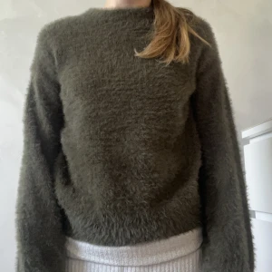 Mörkgrön stickad tröja - Mörkgrön stickad långärmad tröja från Cubus. Gosigt material och inte använd en endaste gång. Är i storlek 11-12 år men passar mig som är 15 och har storlek xs i det mesta. Köparen står för frakt:))