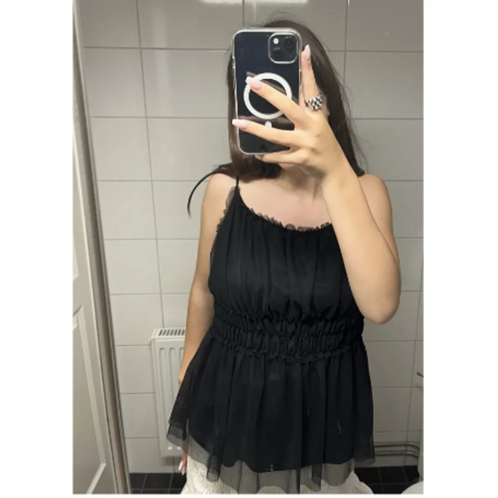 Jättesöt svart typ lite festlig topp,stl är m men den passar även en s,då jag själv har xs/s. Yläosat.
