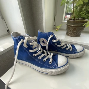 Blå converse - Blå converse i väldigt bra skick, endast använda ett fåtal gånger
