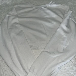 Cropped sweatshirt - Cropped tunn sweatshirt i XS. Nopprig men annars bra skick. 