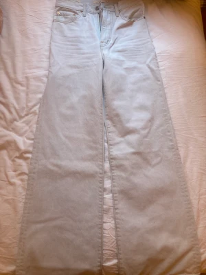Levis ribcage 27, ljusblå - Ett par nya Levis i strlk 27, modell ribcage wide. Använda två gånger. Nypris 1249kr. 