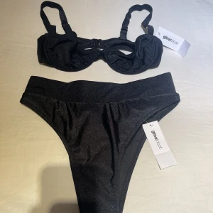 Bikini sett - Högmidjade trosor, tillsammans med bikini topp. Storlek M i båda. Helt nya!