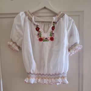 Blus - Jättesommrig liten topp. Tycker bara inte jag passar i den stilmässigt. Men den är väldigt. fin på!