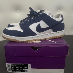 Nike SB dunk low Los Angeles Dodgers - Säljer mina Dodgers då dem inte passar mig. Väldigt bra skick, använt ca 3-4 gånger.