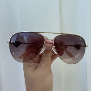 Äkta GUESS solglasögon  - Äkta GUESS solglasögon i rosé-guld. Helt oanvända med klistermärke och kvitto. 