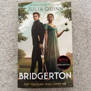 En bok från serien Bridgerton som även finns som serie på Netflix. Läst en gång annars nästan nyskick.