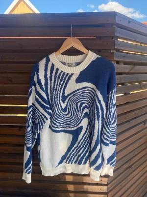 Mönstrad stickad tröja  - Säljer min Aelfric Eden oversized stickade tröja då den inte kommer till användning.  Köptes för lite mer än ett år sedan för 700kr. 