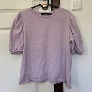 Patellila tshirt med puffärmar, lagomt använd inte så gammal och i bra kvalité (: jättesöt, men använder inte längre.