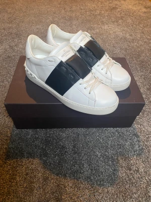 Valentino open - Tjena säljer nu dessa valentino open i riktigt bra skick inte använda speciellt mycket! Storlek 40 men passar större 