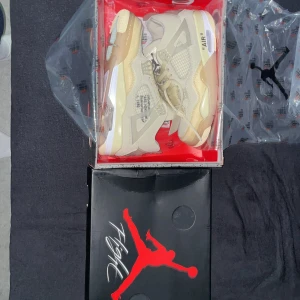 Jodan 4 Off white - Box följs med, kvitto finns 