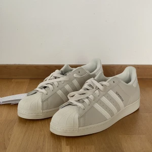 Adidas Superstar storlek 48 2/3 - Aldrig använda  Topp skick  Säljes pga fel storlek  Priset kan diskuteras 